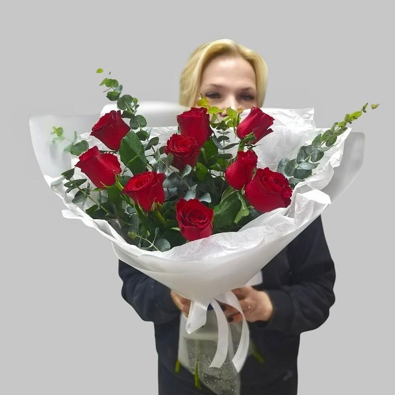 Монобукет из девяти красных роз с эвкалиптом