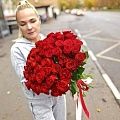 Яркий букет из 51 красной розы 