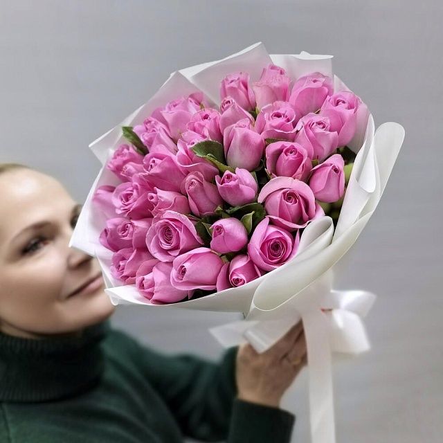 Красивый букет из 35 роз Кения