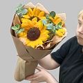 Солнечный букет из подсолнухов с эвкалиптом