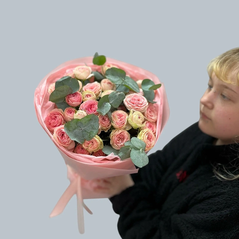 Розовый букет из пионовидной кустовой розы