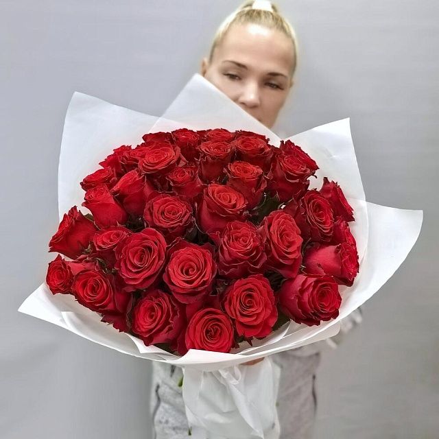 Букет из 35 бордовой розы Кения