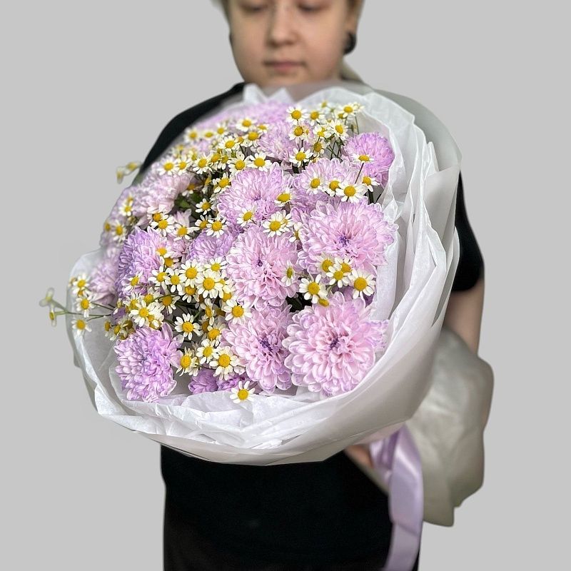 Лавандовый нежный букет из кустовой хризантемы и ромашек
