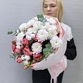 Изысканный букет из кустовых роз, хризантем и хлопка
