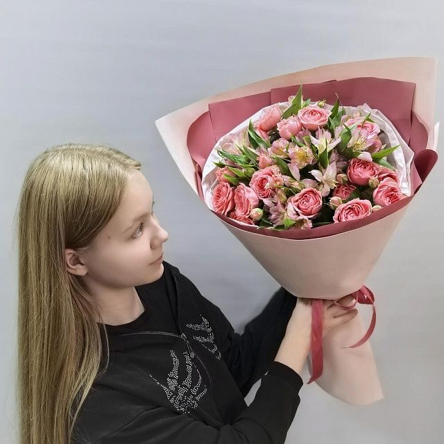 Нюдовый букет из кустовой розы и альстромерии