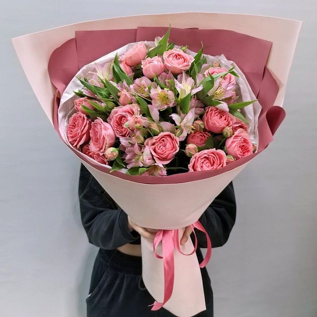Нюдовый букет из кустовой розы и альстромерии