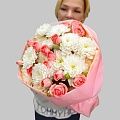 Авторский букет из кустовой розы и хризантемы