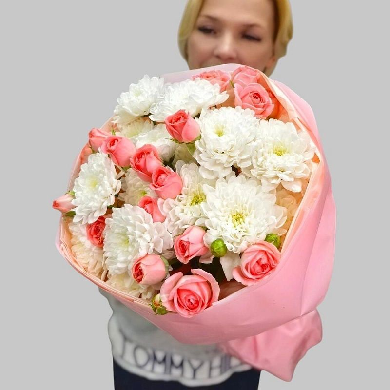 Авторский букет из кустовой розы и хризантемы