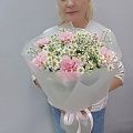 Летний букет с ромашками и диантусом